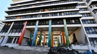 Büyükşehir Belediyesi'nin depremde hasar gören ana hizmet binasının yıkımına başlanıyor
