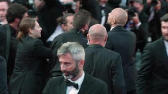 Cannes’da kadın cinayetleri eylemi yapıldı: 12 kadın protestocu kırmızı halı bastı