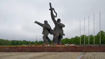 Letonya'da 'Sovyet anıtı' krizi