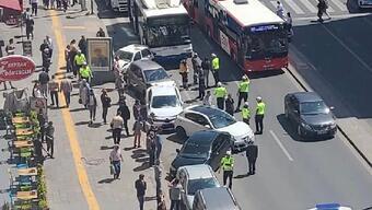Otobüs, park halindeki otomobile çarpınca 5 araç çarpıştı: 1 yaralı