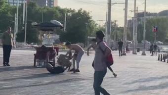 Taksim'de kavga anı kamerada 
