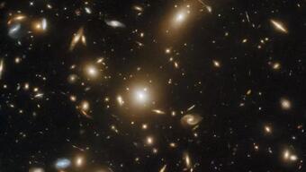 Uzay-zamanı büken ve ışığı kıran galaksi kümesi keşfedildi
