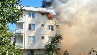 Sancaktepe'de 4 katlı binanın çatı katı alev alev yanıyor