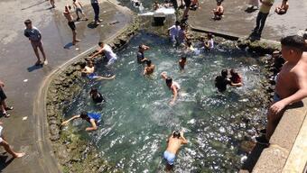 43 dereceyi gören Diyarbakır’da çocuklar süs havuzuna koştu