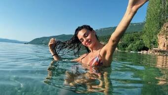 Ebru Şahin bikinili tekne pozlarıyla nefes kesti!