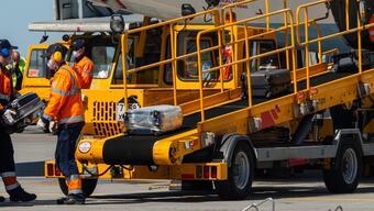 Avustralya havayolu şirketinden 'yöneticiler bagaj görevlisi olsun' talebi