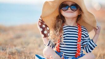 Yazın çocuklarda gözde güneş yanığı riskine dikkat