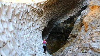 Bu kar 12 ay boyunca erimiyor! Sason'da 600 metre uzunluğundaki kar tüneli görenleri şaşırtıyor