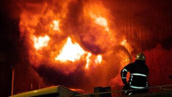 Adana'da lastik deposunda yangın: 2 yaralı