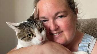Kalp krizi geçiren kadını kedisi kurtardı 