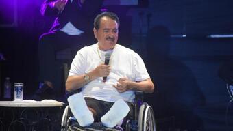 Tatlıses, tekerlekli sandalye ile konser verdi
