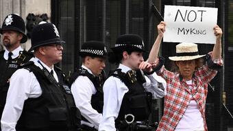 İngiltere'deki monarşi karşıtı protestolarda ifade özgürlüğü tartışması