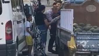 İstanbul'da zabıta ekipleri seyyar satıcıya ailesinin yanında tokat attı  