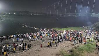 Hindistan'da köprü çöktü: Yüzlerce kişi nehre düştü, 70 ölü var