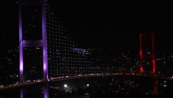 İstanbul’un köprüleri KKTC bayrağı renklerine büründü