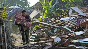Endonezya’daki depremde hayatını kaybedenlerin sayısı 300'ü aştı