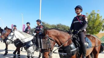 Katar'daki atlı polislerimize yoğun ilgi