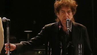 B﻿ob Dylan kitabında makine baskısı imza kullandığı için özür diledi