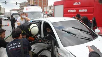Antalya'da otomobiller çarpıştı: 1'i çocuk 5 yaralı