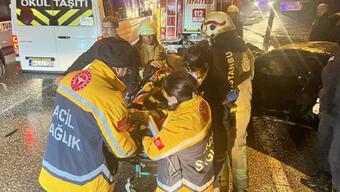 Ataşehir'de otomobil iki araca çarptı: Anne ve kızı yaralandı