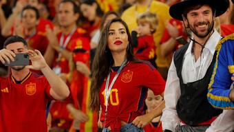 Fas-İspanya maçında futbolcu eşleri dikkat çekti