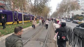 Kabataş-Bağcılar tramvay hattında arıza! Yolcular raylar üzerinde yürüdü