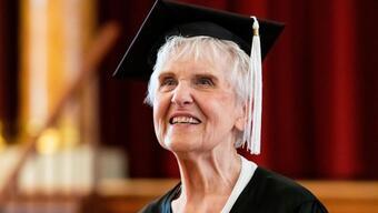 90 yaşındaki kadın üniversiteye başladıktan 71 yıl sonra mezun oldu