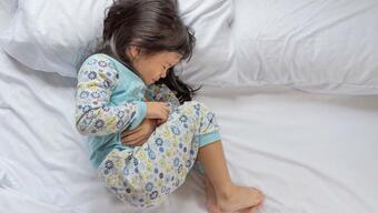 Çocuğunuzda karın ağrısına bu şikayetler eşlik ediyorsa dikkat! Karın ağrısı ne zaman tehlikeli?
