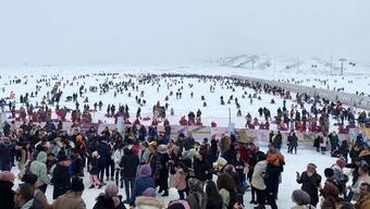 Erciyes'te kar bereketi: Binlerce turist pistleri doldurdu