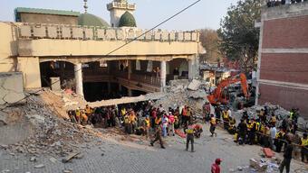 Pakistan’da camiye bombalı saldırı: 32 ölü