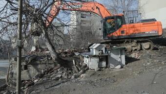 Başakşehir'deki metruk bina ekiplerce yıkıldı