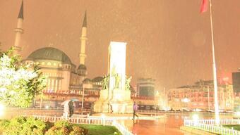 Taksim’de lapa lapa kar yağdı