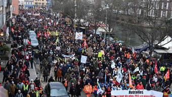 Fransa'da emeklilik reformuna karşı protestolara rekor katılım