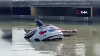 Çin'de zamana karşı yarış: Nehre düşen araçtaki sürücüyü çevredekiler kurtardı