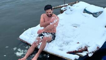 Boğazları yüzerek geçen sporcu, karlı havada Devegeçidi Barajı’na girdi