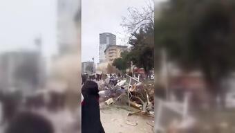 Gaziantep'te hasarlı bina böyle çöktü