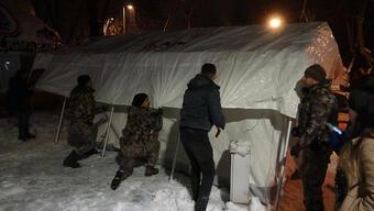 Depremzedeler için çadır kuruluyor