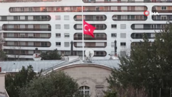 Türkiye'nin Paris Büyükelçiliği'nde bayraklar yarıya indirildi