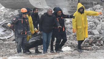 Malatya'da voleybolcuların kaldığı otelin enkazında 1 kişinin cansız bedenine ulaşıldı