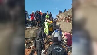 Depremzedelere polislerden yardım eli