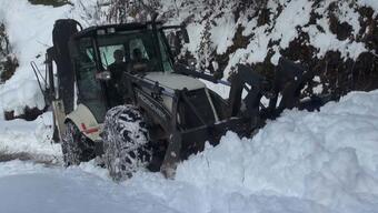 Operatörleri deprem bölgesine gönderdi, kardan kapanan yolları kendisi açtı