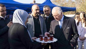 Kral Charles, deprem yardımı hazırlayan Türk ve Suriyeli gönüllüleri ziyaret etti