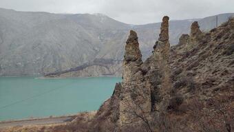 Uzundere'deki peri bacaları Kapadokya'yı hatırlatıyor