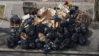 Paris'te sokaklar çöp yığınlarıyla doldu