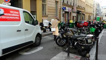 Fransa'da kaldırımlar çöple doldu, yayalar araç yollarını kullanmaya başladı