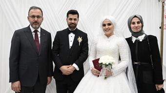 Bakan Kasapoğlu depremzede çiftin nikah şahidi oldu