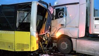 TIR, yol bakım aracı ve İETT otobüsüne çarptı: 2 ölü 2 yaralı