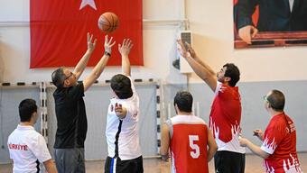Bakan Kasapoğlu, down sendromlu milli sporcular ile basketbol oynadı