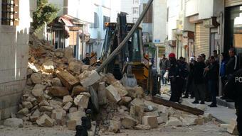 Kilis’te depremde hasar gören caminin duvarı yıkıldı