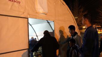 Depremin vurduğu Gaziantep'te, çadırda ilk teravih